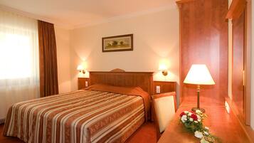 Minibar, coffres-forts dans les chambres, bureau, Wi-Fi gratuit