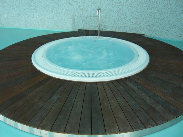 Indoor spa tub - D. Afonso Hotel & SPA (Leiria)