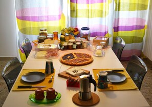 Café da manhã com buffet grátis todos os dias