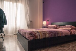 Quarto casal standard, banheiro compartilhado | Escrivaninha, quartos à prova de som, Wi-Fi de cortesia, roupa de cama