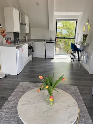 Oven, dishwasher, electric kettle, cookware/dishes/utensils - Hotel Tia (Liverpool)