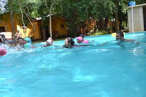 Piscina externa, espreguiçadeiras