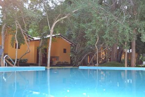 Piscine extérieure, chaises longues