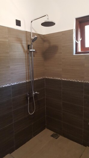 Shower, free toiletries, towels - Ayubowan Resorts (Avudangawa)