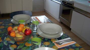 Kylskåp, ugn, spishäll och vattenkokare