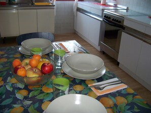 Kühlschrank, Ofen, Herdplatte, Wasserkocher