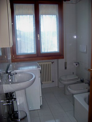 Ensemble baignoire-douche, séchoir à cheveux, bidet, serviettes fournies