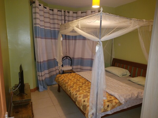 Habitación económica, vista al jardín | Ropa de cama de alta calidad y caja de seguridad en la habitación