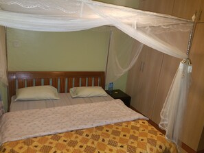 Habitación económica, vista al jardín | Ropa de cama de alta calidad y caja de seguridad en la habitación