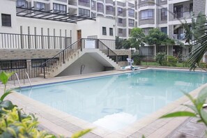 Habitación económica, vista al jardín | Alberca | Alberca al aire libre