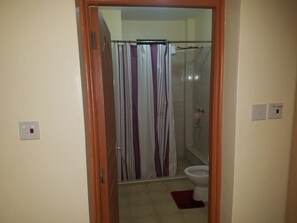 Habitación económica, vista al jardín | Baño | Regadera, regadera tipo lluvia, amenidades de baño gratuitas