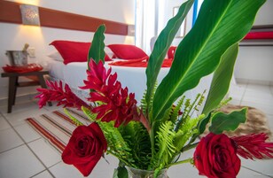 Quarto clássico, 1 cama Queen, para não fumantes | Frigobar, cofres nos quartos, escrivaninha, cortinas blackout