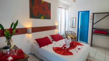 Quarto clássico, 1 cama Queen, para não fumantes | Frigobar, cofres nos quartos, escrivaninha, cortinas blackout