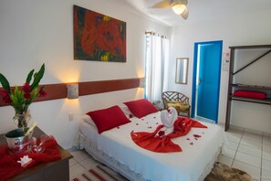 غرفة كلاسيكية - سرير كبير - لغير المدخنين | ميني بار وخزنة داخل الغرفة ومكتب وستائر تعتيم