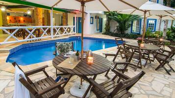 Piscina externa, funciona das 8h às 22h, espreguiçadeiras