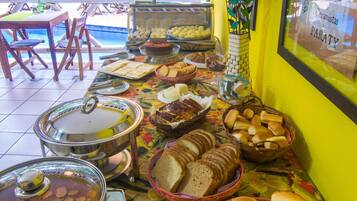 Café da manhã com buffet grátis todos os dias