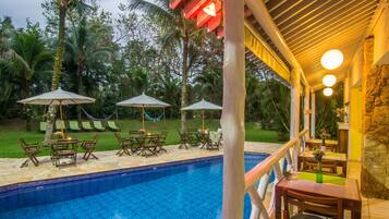 Piscina externa, funciona das 8h às 22h, espreguiçadeiras