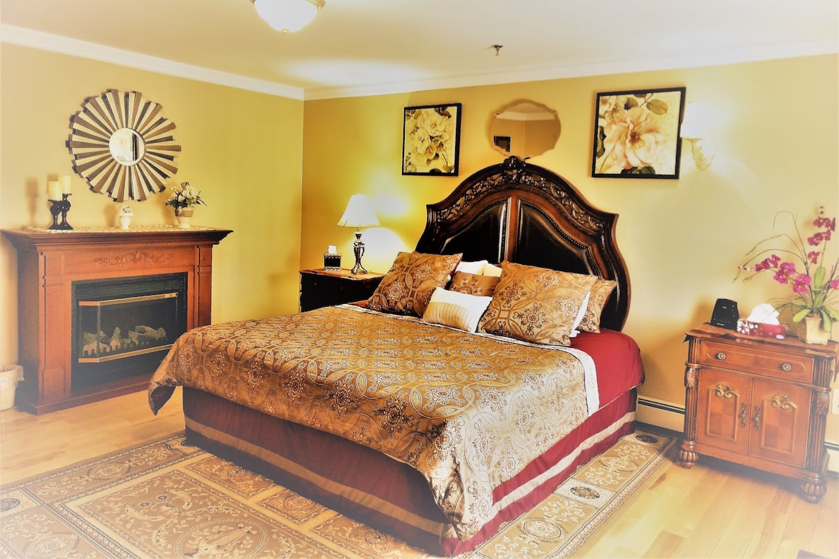 Suite Deluxe, 1 letto king, vista mare parziale | Biancheria da letto di alta qualità, minibar, con stile personalizzato