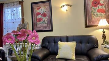 43-inch Smart TV with cable channels, fireplace