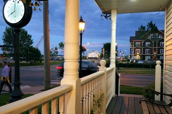 Voorkant accommodatie - avond/nacht