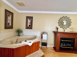 Deluxe Suite, 1 King Bed, Partial Sea View | Premium bedding, minibar, individually decorated, individually furnished