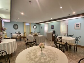 Free daily continental breakfast - Inn on The Harbour (Charlottetown)