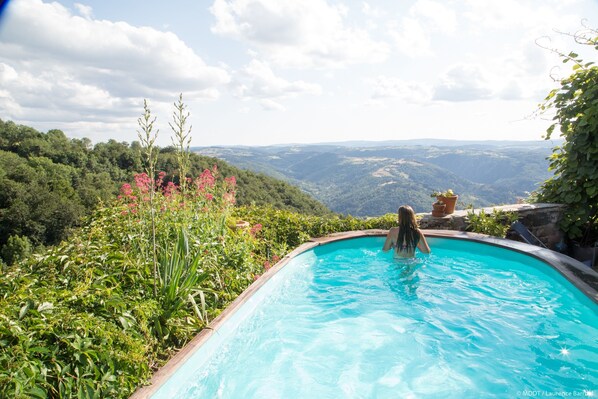 Alberca al aire libre por temporada y camastros