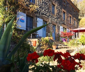 Vista frontal de la propiedad