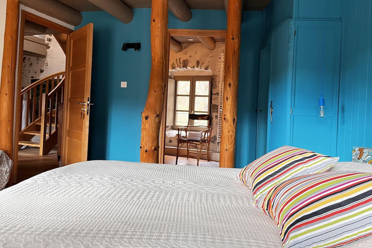 Chambre (La Mayse) | Literie de qualité supérieure, matelas mémoire de forme