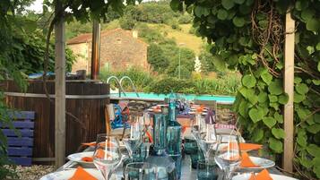 Melayani sarapan dan makan siang dengan pemandangan kolam renang