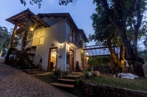 Fassade der Unterkunft – Abend/Nacht