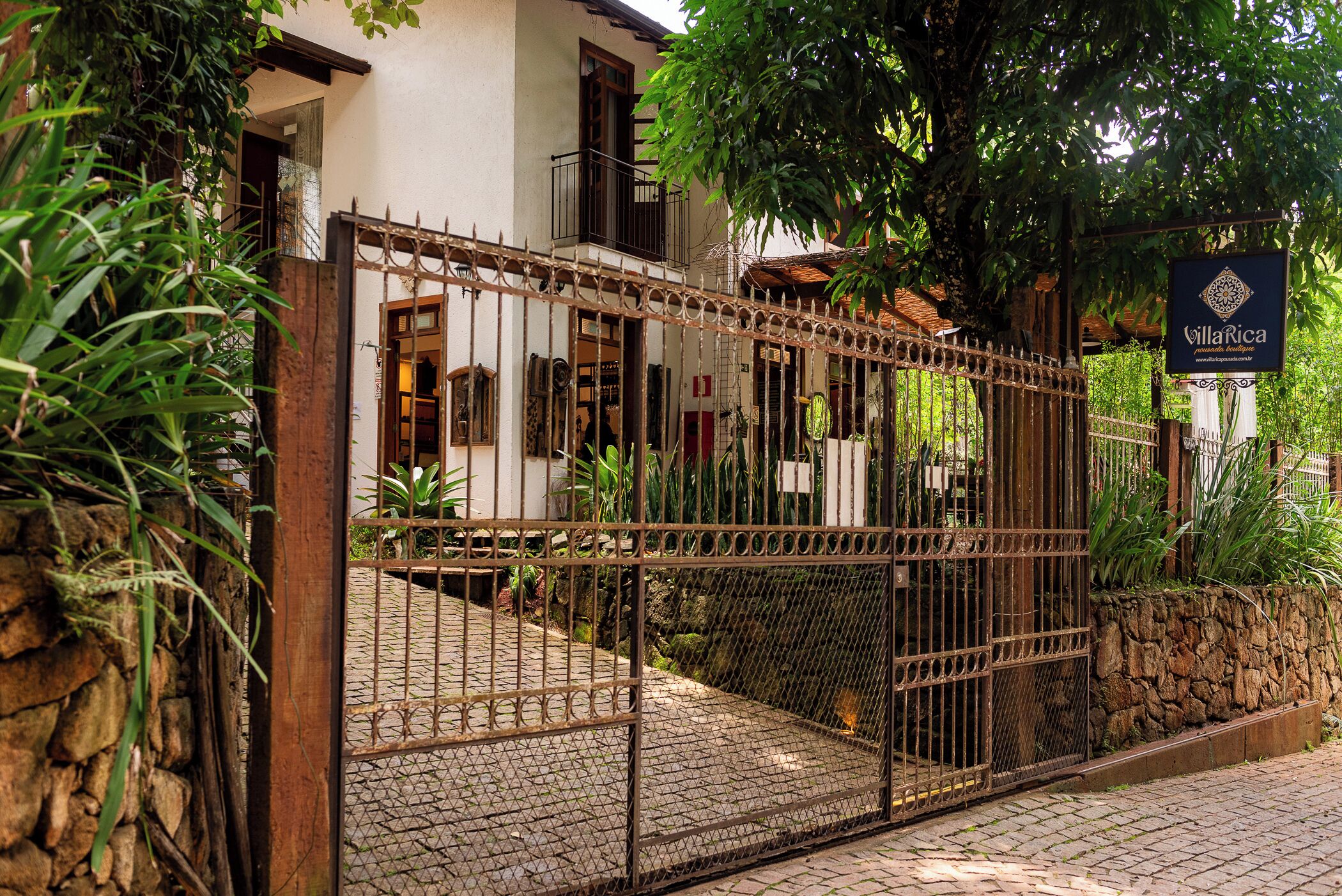 Una entrada con puerta y un letrero que dice 'Villa Rica'.