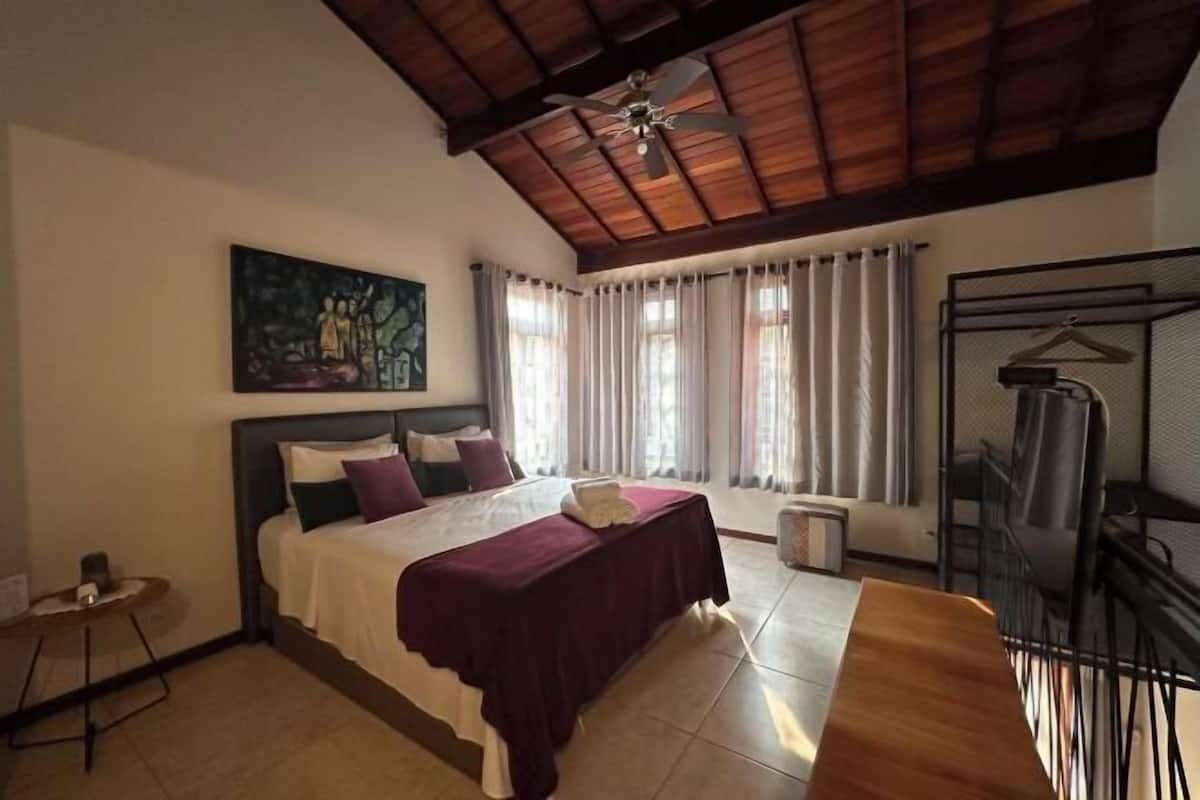 Minibar, individuell dekoriert, Schreibtisch, Verdunkelungsvorhänge