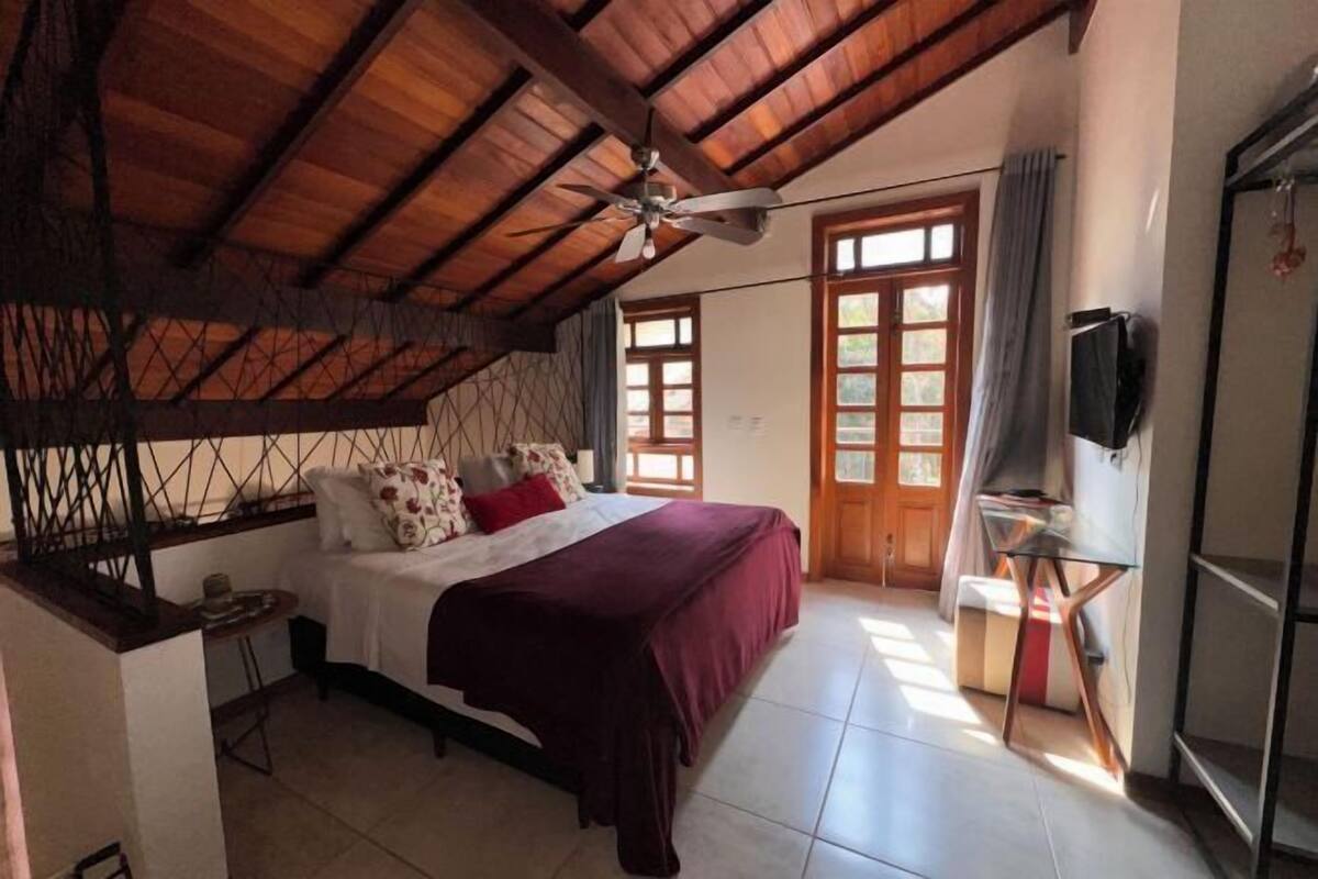 Minibar, individuell dekoriert, Schreibtisch, Verdunkelungsvorhänge