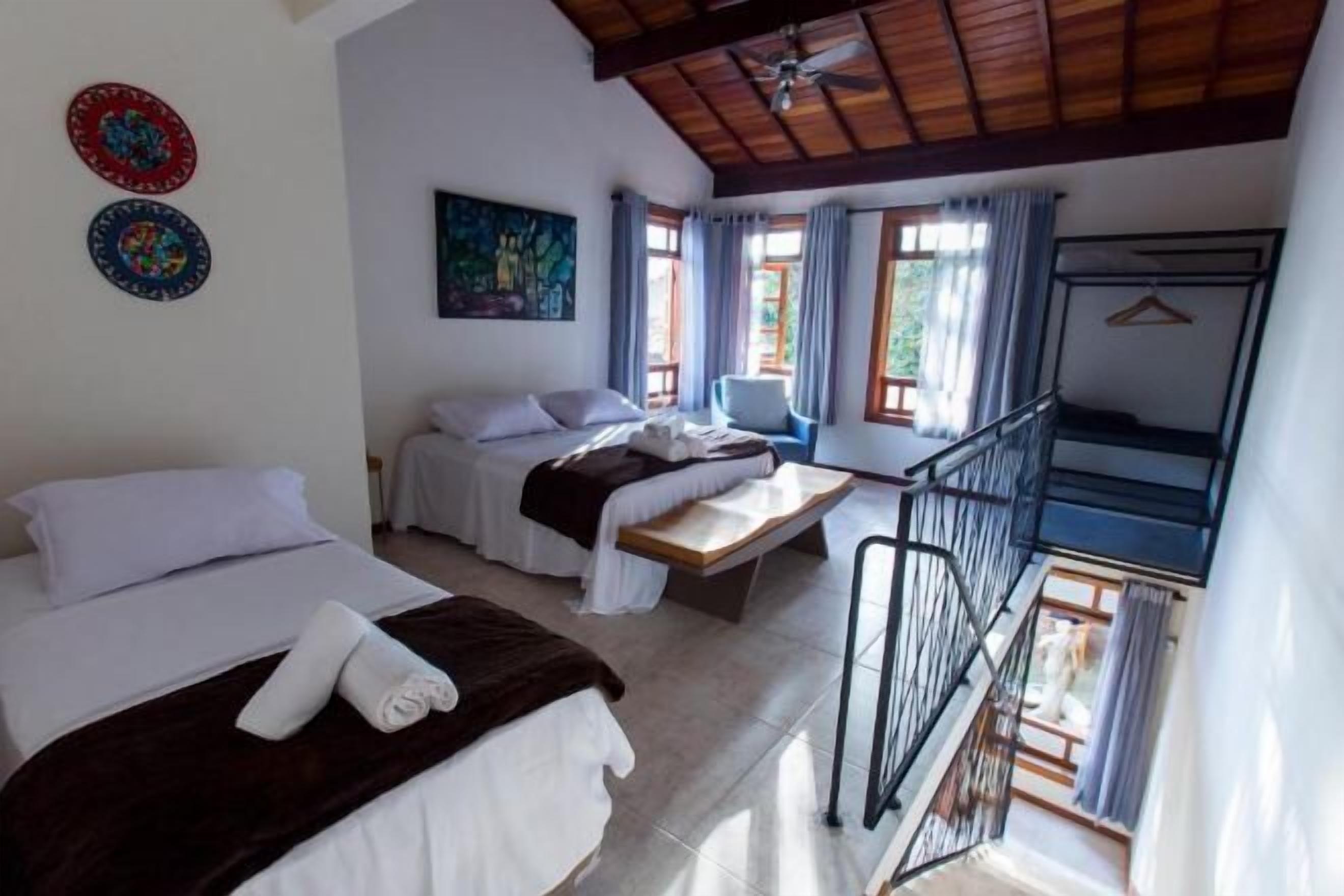 Minibar, décoration personnalisée, bureau, rideaux occultants