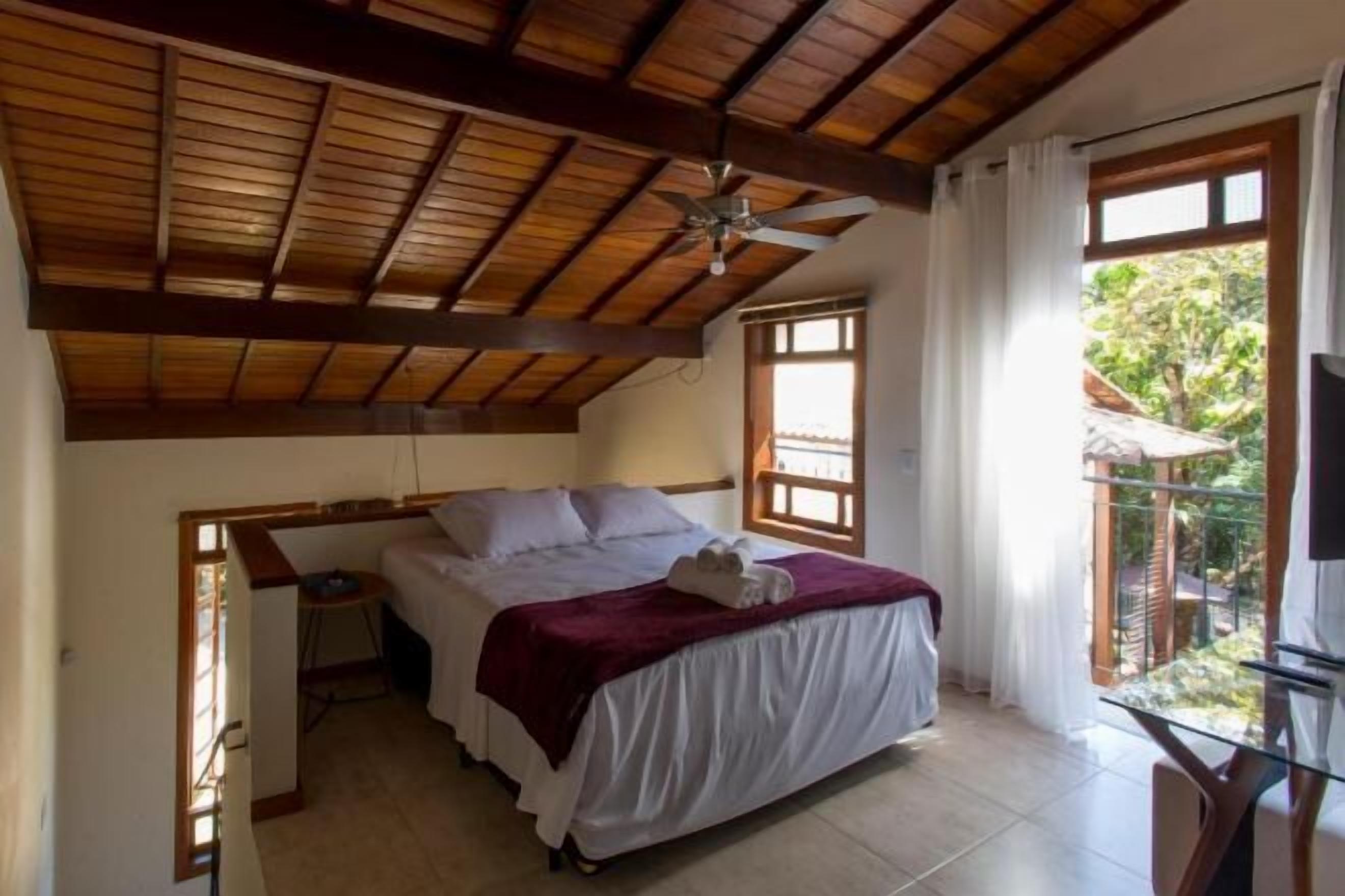 Minibar, décoration personnalisée, bureau, rideaux occultants