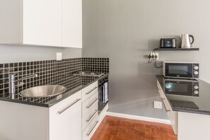 Monolocale Basic, 1 letto matrimoniale, accessibile ai disabili, vista città | Angolo cottura privato | Frigorifero, microonde, piano cottura