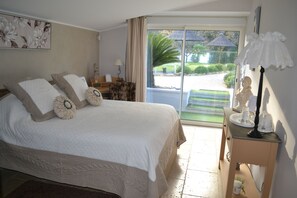 Habitación doble (Magnolia) | 1 habitación, minibar, caja de seguridad en la habitación y escritorio 