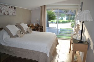 Quarto casal (Magnolia) | 1 quarto, frigobar, cofres nos quartos, escrivaninha