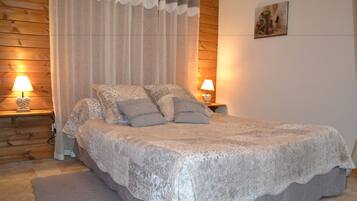 Dubbelrum (Edelweiss) | 1 sovrum, minibar, vÀrdeförvaringsskÄp pÄ rummet och skrivbord