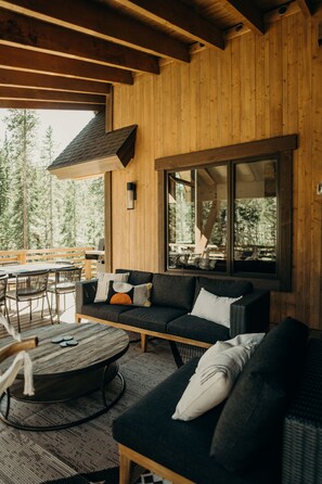 บ้านพัก, 4 ห้องนอน | ลานระเบียง/นอกชาน