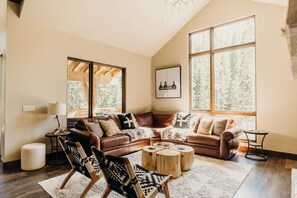 บ้านพัก, 4 ห้องนอน | บริเวณนั่งเล่น | ทีวี