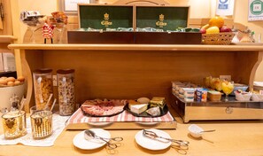 Se ofrece un desayuno bufé (13.50 EUR por persona)