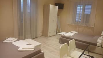 Habitación cuádruple Deluxe | Sábanas de algodón egipcio y ropa de cama de alta calidad