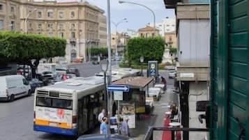 Habitación cuádruple Deluxe | Vista a la calle