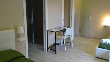 Habitació quàdruple Deluxe | 1 dormitori, llençols de cotó egipci i roba de llit d'alta qualitat
