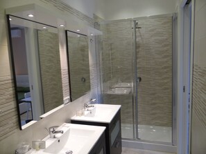 Chambre quadruple Deluxe | Salle de bain | Douche, douche cascade, articles de toilette griffés, séchoir à cheveux