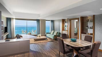 King Suite Sea View | Peralatan tempat tidur premium, bar mini, peti besi dalam bilik, meja