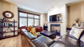 Condo, 2 Bedrooms | Living area