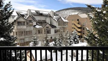 Ein Wohngebiet mit schneebedeckten Gebäuden und Bäumen, das moderne und traditionelle Architektur vereint.